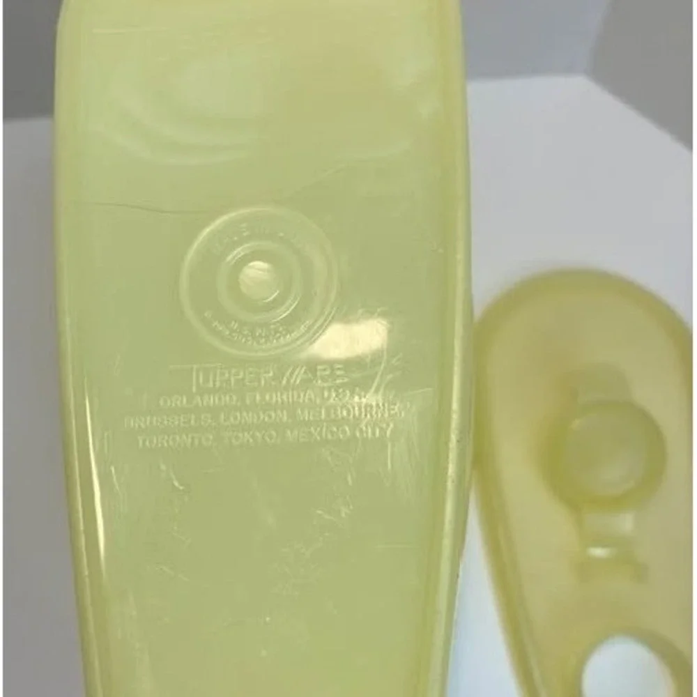 Vintage Yellow Tupperware Pitcher w Lid Handle‎ Retro Kitchen Made USA Flawed